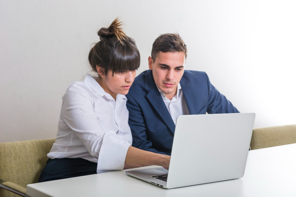 Imagen de estudiantes aprendiendo trading online en el Curso Básico de Finanzas para Torpes.