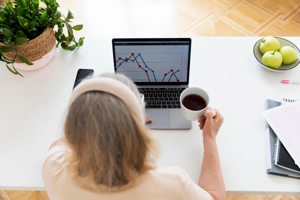 Imagen de alumna aprendiendo trading online en el curso gratuito de Finanzas para Torpes.